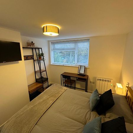 Modern 1 Bed Apartment With Car Parking Bitton エクステリア 写真