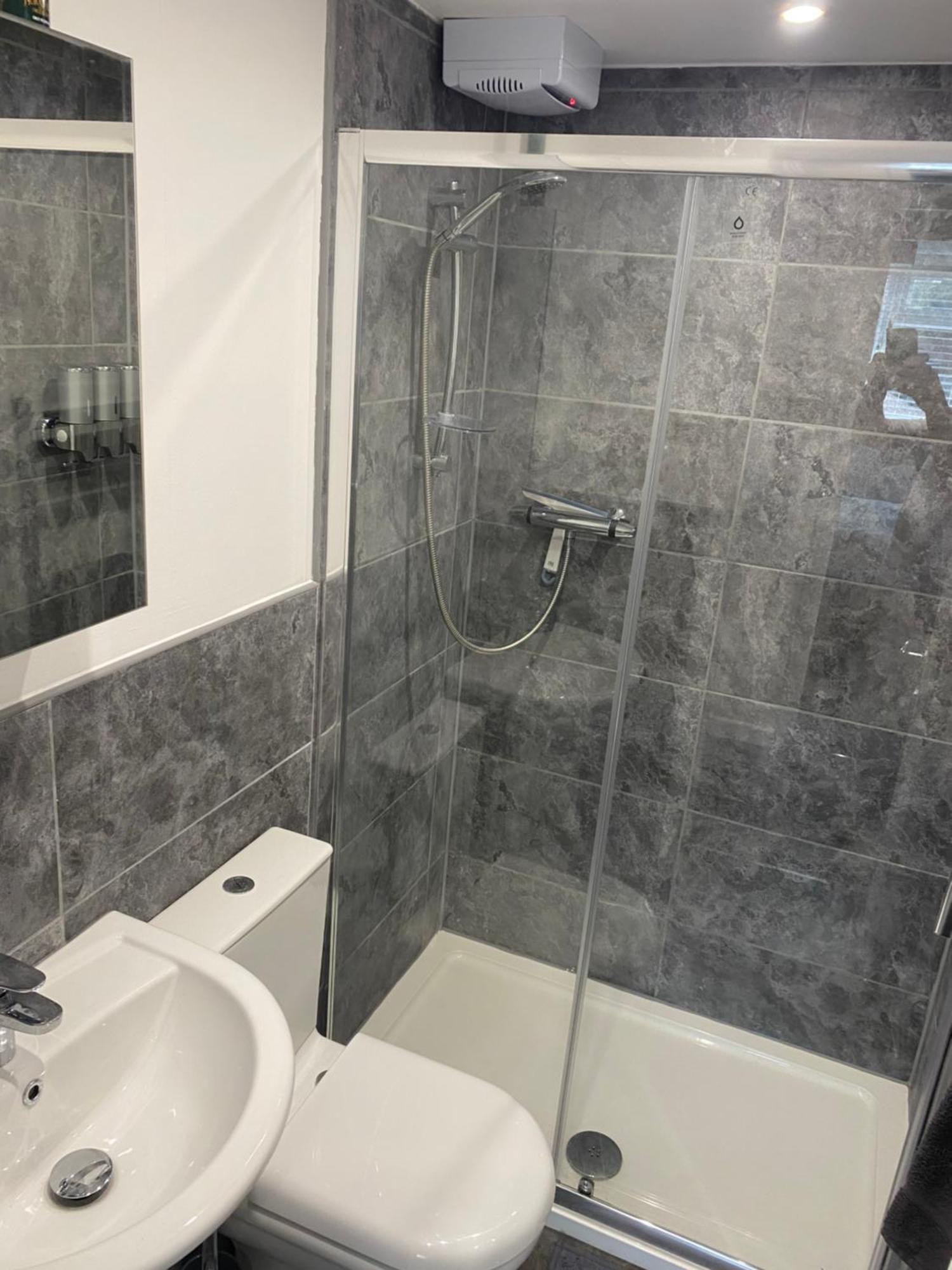 Modern 1 Bed Apartment With Car Parking Bitton エクステリア 写真