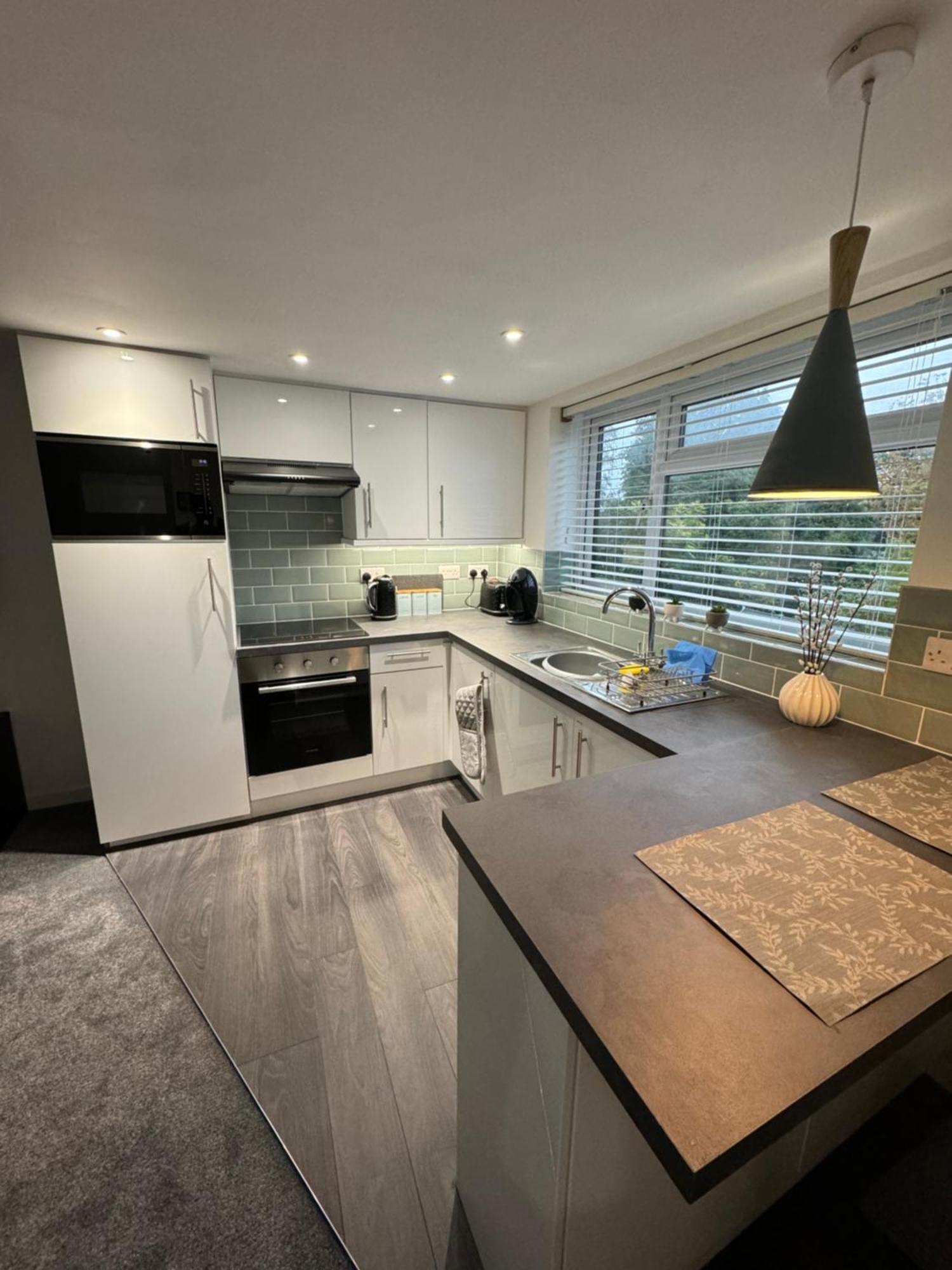 Modern 1 Bed Apartment With Car Parking Bitton エクステリア 写真